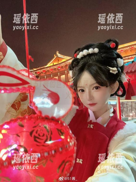 带你进入51酱的世界，免费收获油光袜写真原图，火速查看！