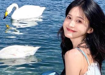 GIRLT果团网 – 何梦兮Stacy的短裙美图甜蜜分享，瞬间让人心动的时刻！