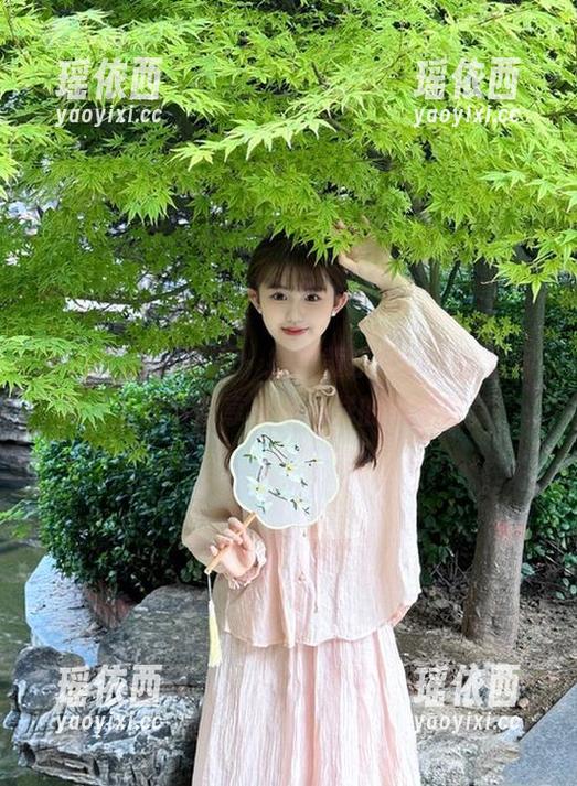 HuaYang花漾 - 探索黄乐然护士全套写真，立即下载享受不一样的视觉盛宴！