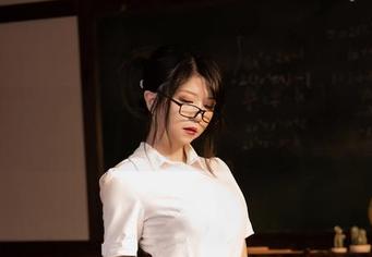探索Leah梓未御姐图册，免费获取她的绝美写真作品！
