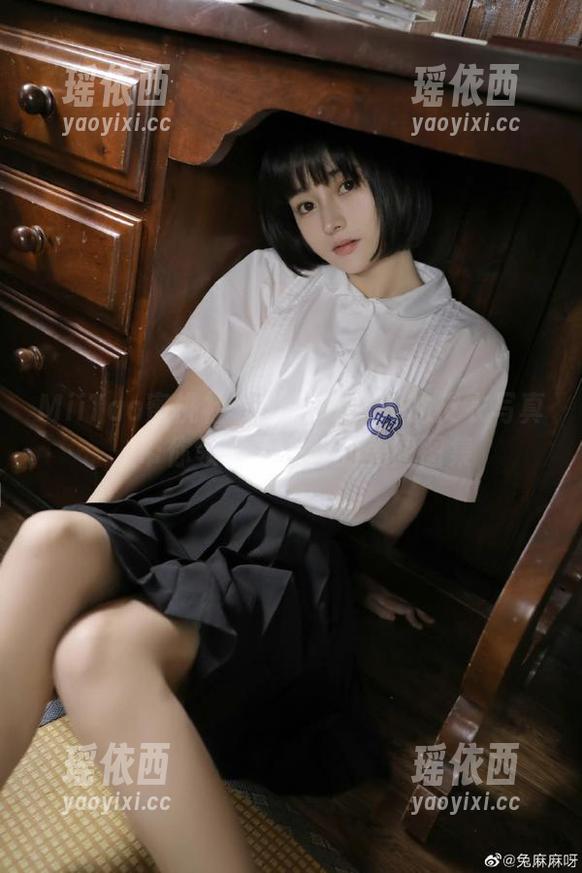 MiiTao蜜桃社 - 默默Momo的皮衣写真，带你领略不一样的美图图集