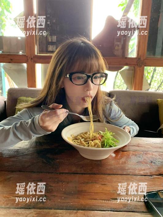 Rioko凉凉子写真套图最新更新，裤里丝风格带你走进时尚前沿！