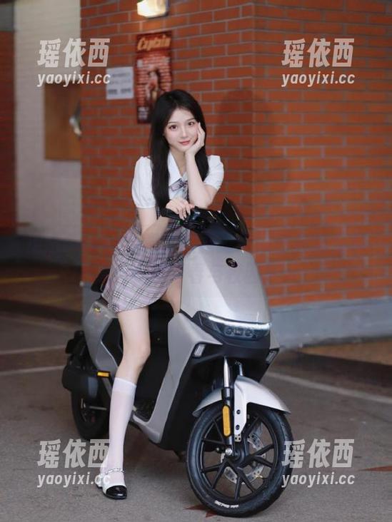 走进Seele麦麦的校园：最新写真作品展示动人的青春与校园风云