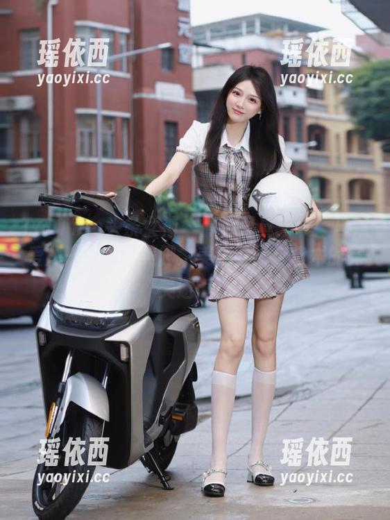 TouTiao头条女神 - 高清写真来袭：与迪爱儿一起领略美脚之美，时尚与艺术的完美邂逅！