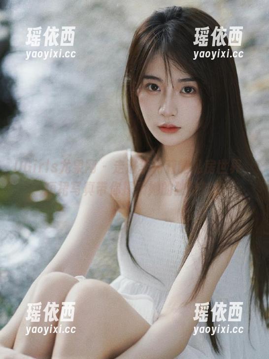 UGirls尤果网 - 走进李莉莉的私房世界，短裙写真带你探索她的独特魅力