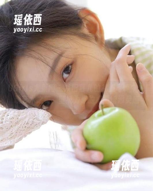 UGirls尤果网 - 从田慕儿的礼服写真中发现艺术之美，壁纸为你的桌面增添灵感