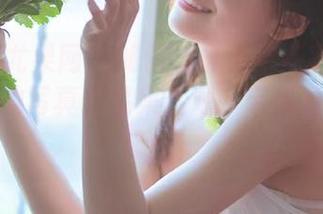 UGirls尤果网 – 如何让夏天更精彩？看看萌琪琪的写真作品集资源，带你领略夏日风情！