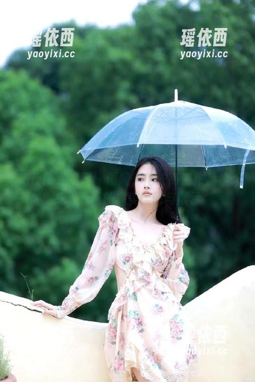 UGirls尤果网 - 谭晓彤毛衣高清作品集：冬季时尚的完美诠释与展示