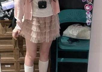 UGirls尤果网 – 颜爱泽女孩的私房图集：捕捉青春的瞬间与无尽的美丽