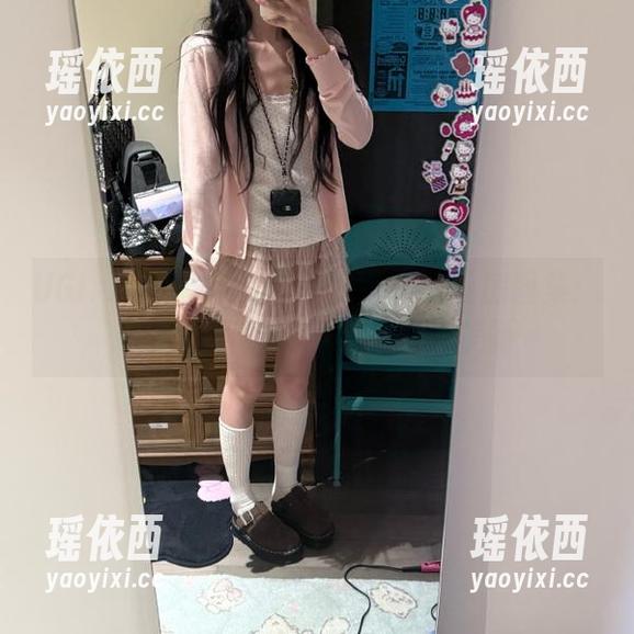 UGirls尤果网 - 颜爱泽女孩的私房图集：捕捉青春的瞬间与无尽的美丽