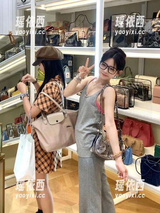 UGirls尤果网 - 齐贝贝的高清JK写真照片，揭开那段美好青春的神秘面纱！