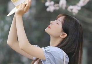 观看尤果网的《浪漫一夏》图包，感受夏日的热情与浪漫，邂逅不一样的自己！