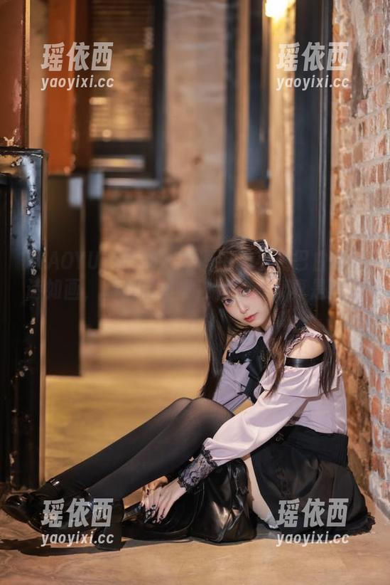 XIAOYU语画界 - 原图中的小热巴白裙如诗如画，照片赋予她独特的美，真是绝了！