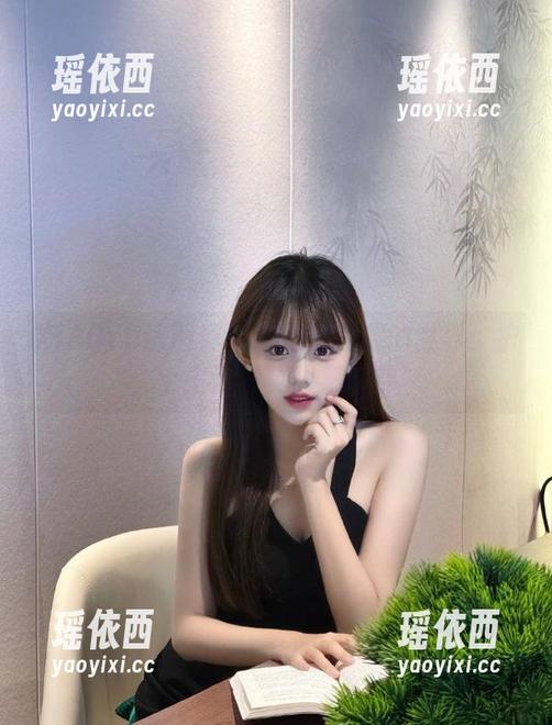XIAOYU语画界 - 走进绯月樱的世界：护士主题写真图集欣赏