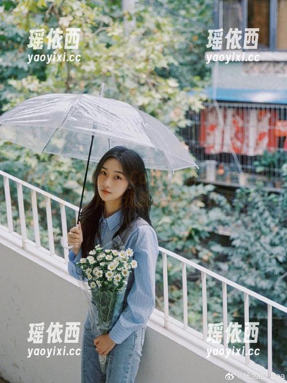 Xiuren秀人网 - Carol周妍希黑丝最新图包发布，尽显优雅气质的写真大片！