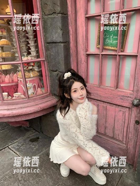 Xiuren秀人网 - 打开Yomi悠蜜的可爱小女仆图集资源，感受她甜美笑容和俏皮姿态的魅力