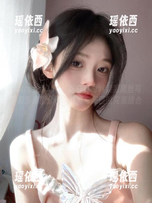 Xiuren秀人网 - 吃白菜的vi菜菜黑丝写真最新原图分享，时尚与美感的完美结合！