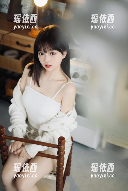 Xiuren秀人网 - 在这套周大萌制服图片合集里，谁能抵挡她的万种风情？