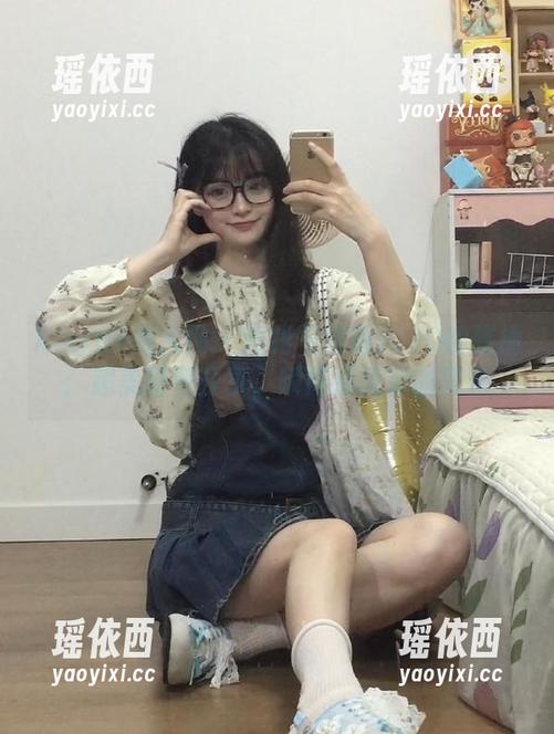 Xiuren秀人网 - 短裙与喵喵JOJO的碰撞：超美图包分享，瞬间点燃你的夏天