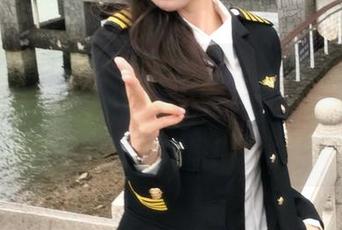 Xiuren秀人网 – 笑出腹肌！小薯条nienie的泳池写真集更新，快来围观她的水中滑稽瞬间！