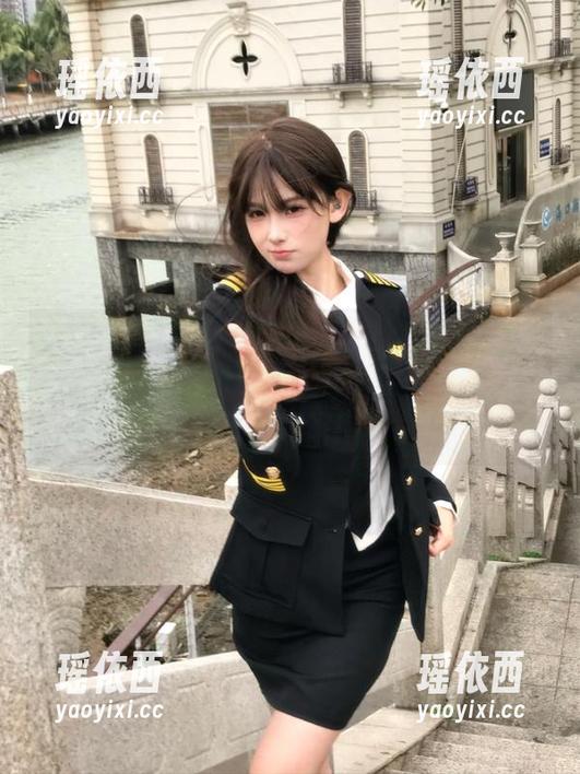 Xiuren秀人网 - 笑出腹肌！小薯条nienie的泳池写真集更新，快来围观她的水中滑稽瞬间！