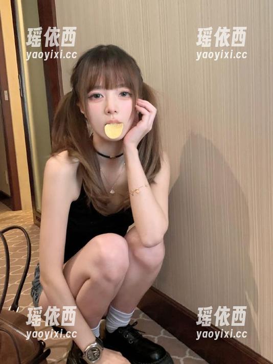 Xiuren秀人网 - 细腻而迷人的灰丝：徐莉芝Botty的高清作品集，记录了时光与美的邂逅