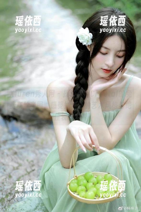 Xiuren秀人网 - 探索梓萱Crystal的免费灰丝套图，感受她独特的艺术风格与绝佳表现力！