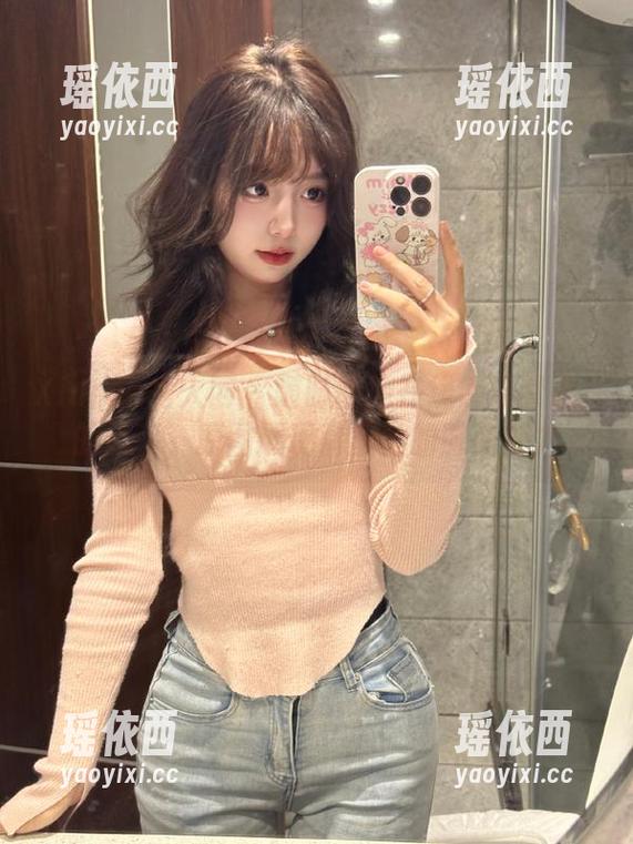 Xiuren秀人网 - 随时随地在线感受梦心玥的风采，原图展现裤里丝的时尚魅力