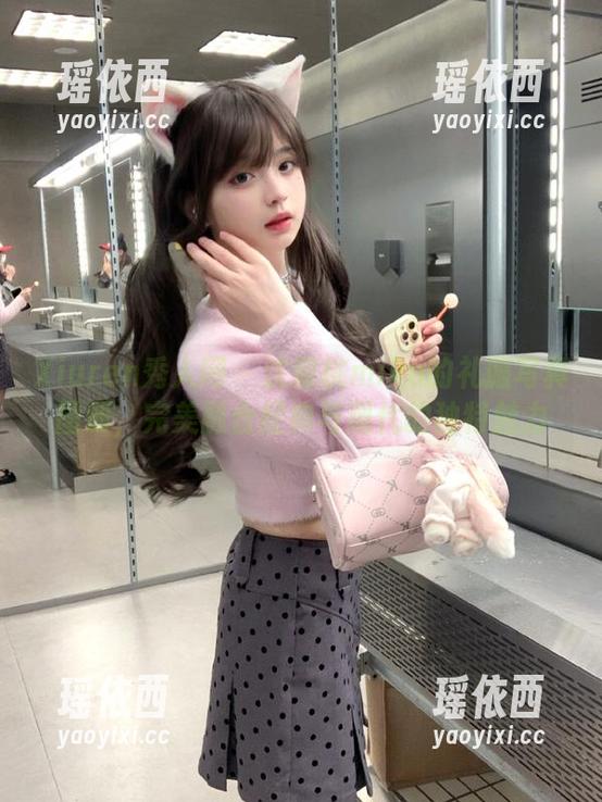 Xiuren秀人网 - 沈蜜桃miko的礼服写真图册，完美融合经典与现代的独特魅力