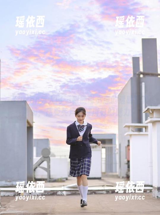 Xiuren秀人网 - 跟随谢小蒽的透明写真图册，感受笑声透过屏幕的魅力！