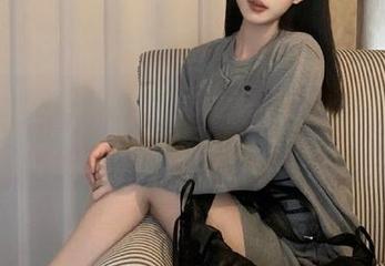 Xiuren秀人网 – 在线带你走进软软酱的红裙时尚，原图收藏每一个动人瞬间！