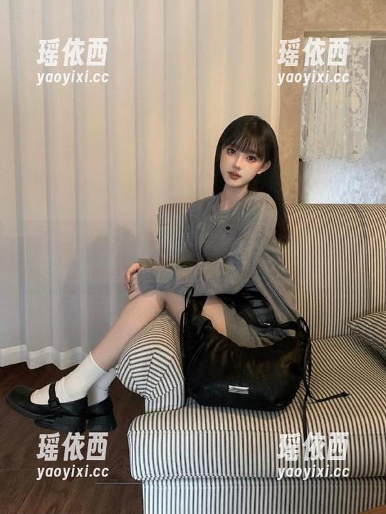 Xiuren秀人网-软软酱 Xiuren秀人网 - 在线带你走进软软酱的红裙时尚,原图收藏每一个动人瞬间!