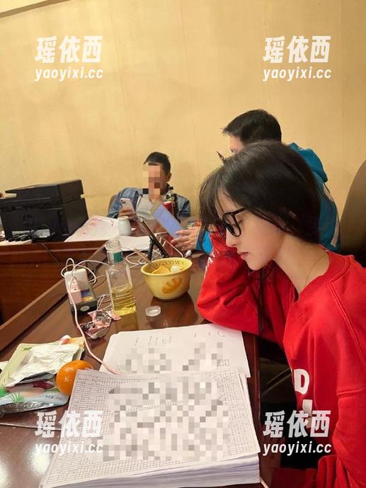 Xiuren秀人网 - 当厨娘遇上摄影，雯大王susie的搞笑图集分享来袭！