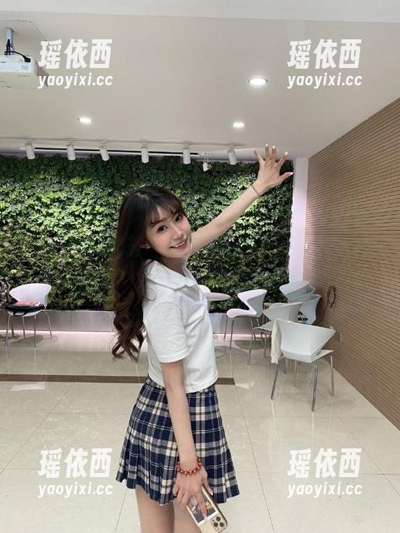YouMi尤蜜荟-周思乔Betty YouMi尤蜜荟 - 周思乔Betty在旗袍的世界中遨游,免费分享她的写真艺术之作