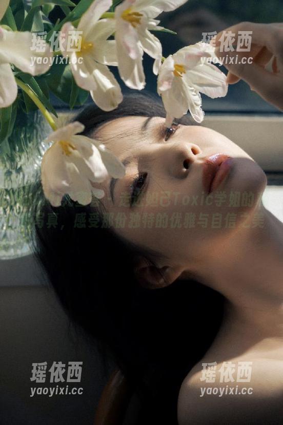 YouMi尤蜜荟-妲己Toxic YouMi尤蜜荟 - 走进妲己Toxic学姐的私拍写真,感受那份独特的优雅与自信之美