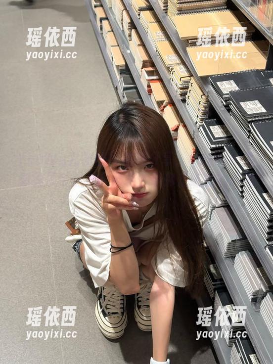 YouWu尤物馆 - 美图分享：FoxYini孟狐狸吊带照片全记录，带你走进她的时尚世界！