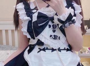 浪漫与职场的交错：at鲨鱼办公室写真合集，带来视觉和心灵的双重享受