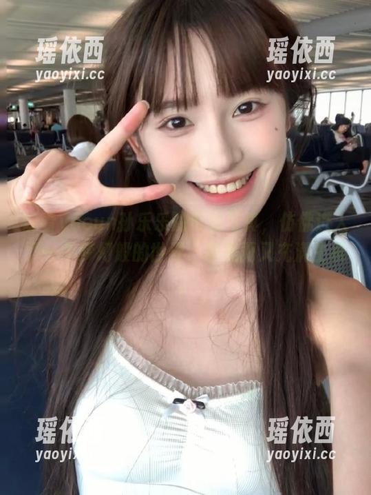 观看yeeun孙乐乐的可爱写真，仿佛进入了一个梦幻般的世界，甜美而又充满生机。