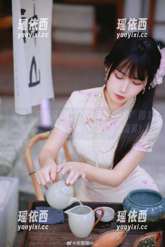 免费下载不呆猫的“亮丝纯欲教师”图集，畅享一场视觉与心灵的双重盛宴！