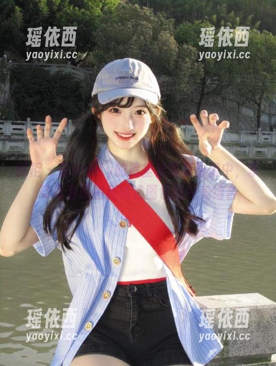 丽柜-Amily 丽柜 - 在Amily的裤里丝写真影像中,享受高清原图和精选图包的完美结合