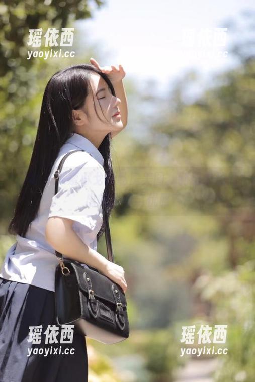 丽柜 - 探索小戈的私房美图，制服中流露出的青春与优雅