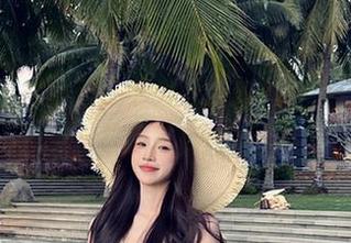丽柜 – 与怡萱一起发现灰丝的魅力，定制专属写真作品