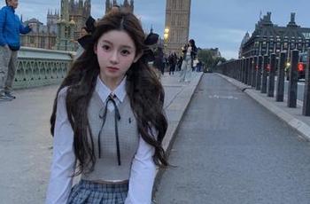 丽柜 – 潼潼私拍写真：如何将职业装穿出独特的个人风格