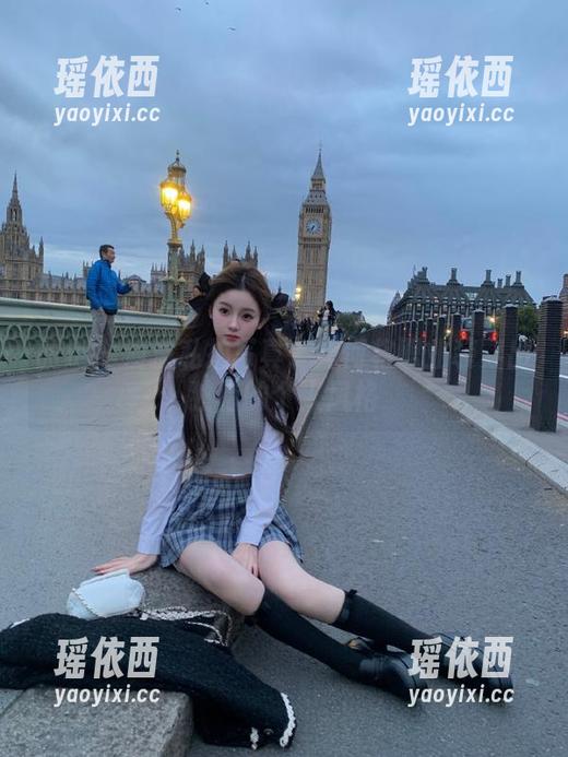 丽柜 - 潼潼私拍写真：如何将职业装穿出独特的个人风格