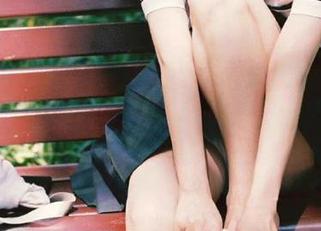 丽柜 – 独特视角下的璐璐经典回顾，免费下载她的图集享受视觉盛宴！