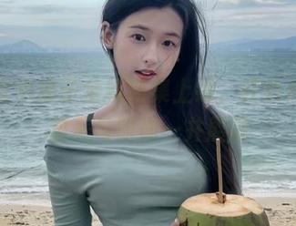 二阶堂宅绘子全新图集上线，红色熊衣的甜美与时尚一并展现