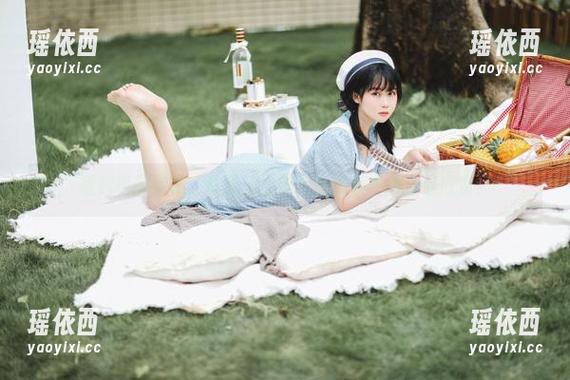 福利摄影特辑：依依超级懒的运动系女孩作品欣赏！