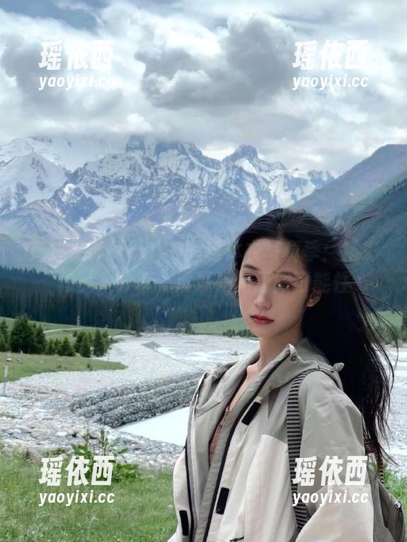 克拉女神-YOYO 克拉女神 - YOYO的连体衣写真季:精彩作品集分享,展现她的无限可能性