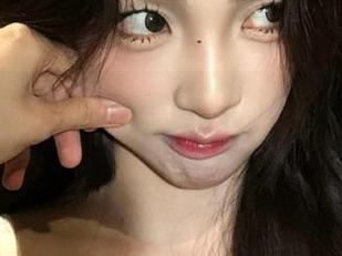 克拉女神 – 最新清纯写真合集：佳莹的每一缕微笑都倾诉着青春的故事