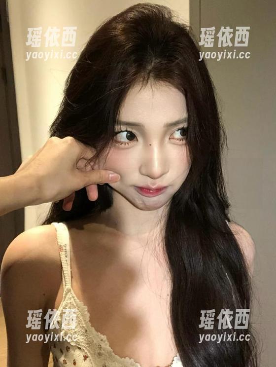 克拉女神-佳莹 克拉女神 - 最新清纯写真合集:佳莹的每一缕微笑都倾诉着青春的故事